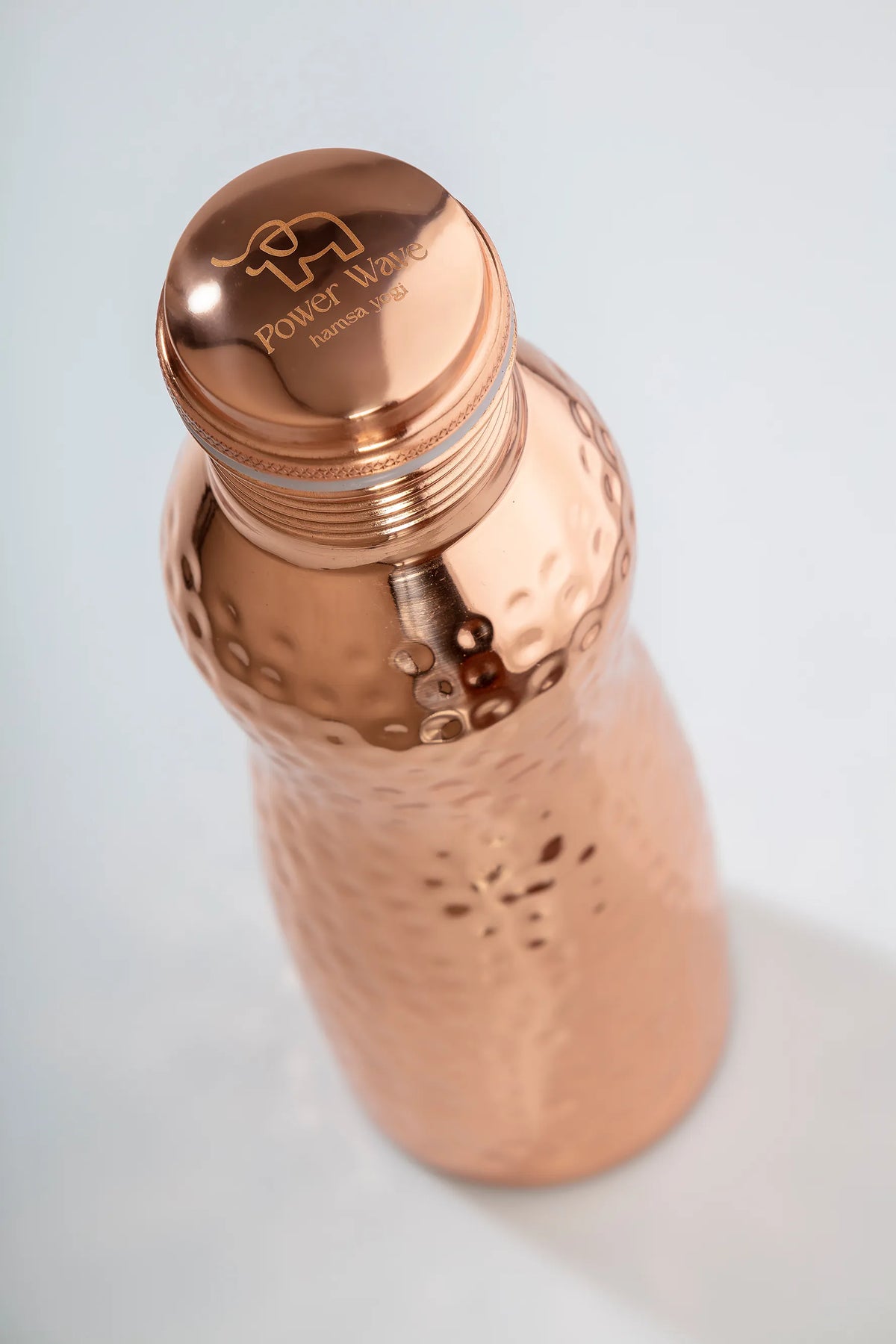 Ayurfedische Trinkflasche "Devi" von Hamsa für den Alltag von schräg oben. 
