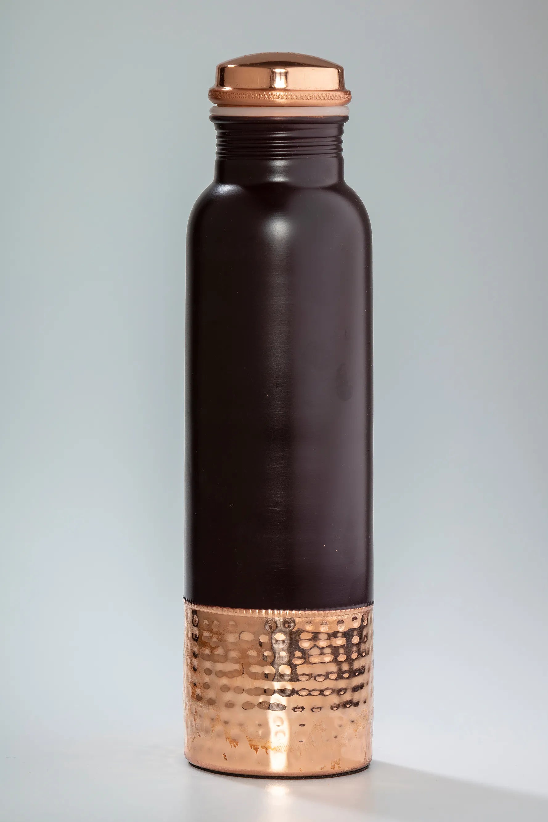Ayurvedische Kupfertrinkflasche Prithvi mit brauner Außenlackierung und gehämmertem Kupferboden
