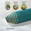 Detailaufnahme mit Materialbeschreibung der Blue Wave Yogamatte aus Jute und Naturkautschuk mit feinen Ausrichtungslinien in Blau-Türkis nachhaltig und rutschfest.