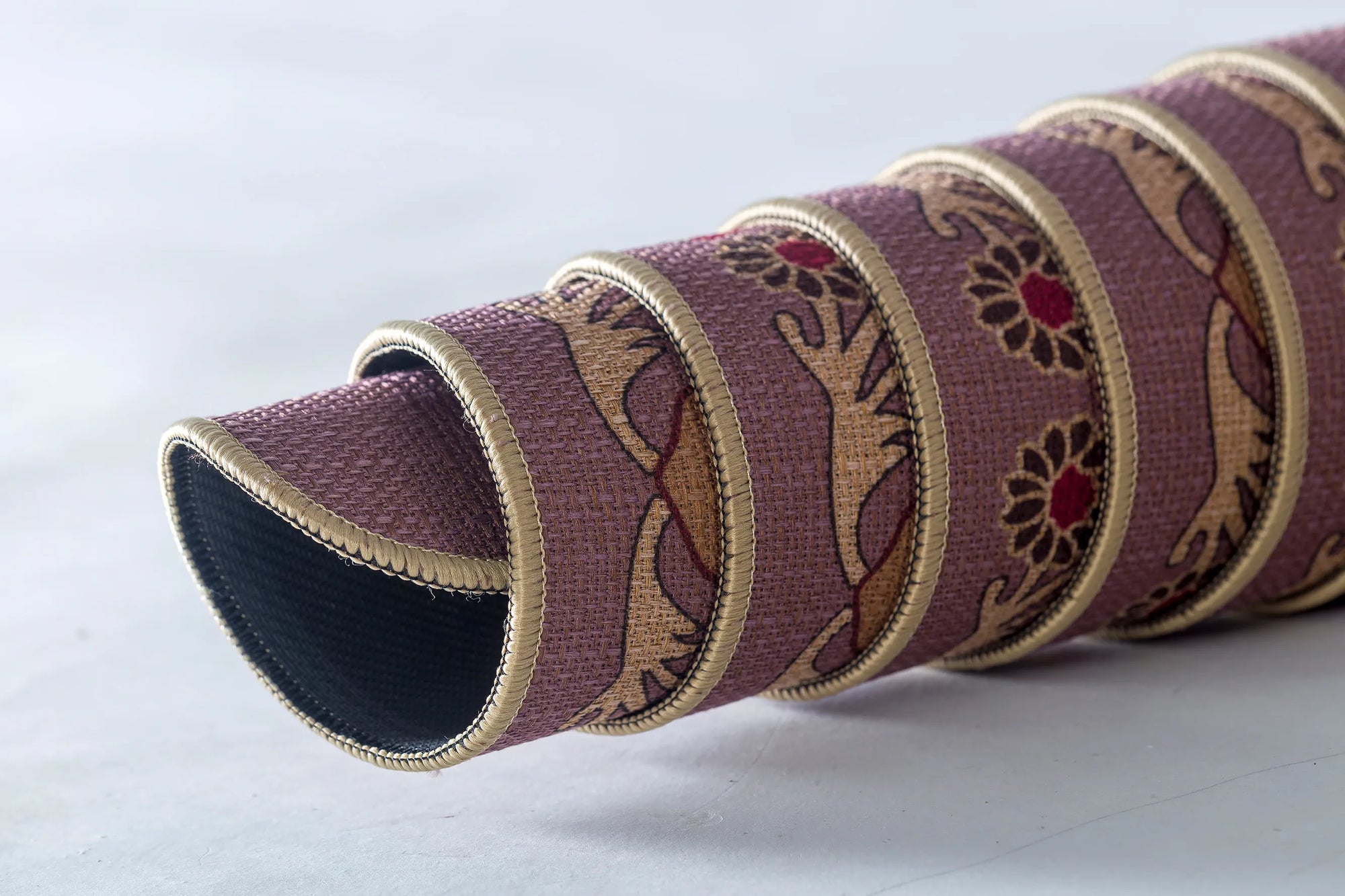 Gerollte Naturkautschuk und Jute Yogamatte mit Lakshmi Mantra, nachhaltig und anti-rutsch.