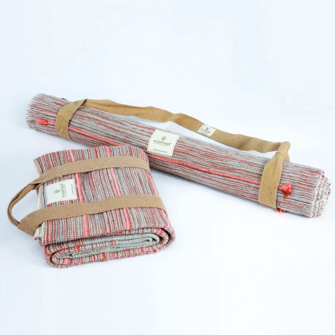 Holy Vetiver Yogamatte – handgefertigt aus Bio-Baumwolle und Jute, ayurvedisch gefärbt, rutschfest, leicht und ideal für Studio, Zuhause oder unterwegs.