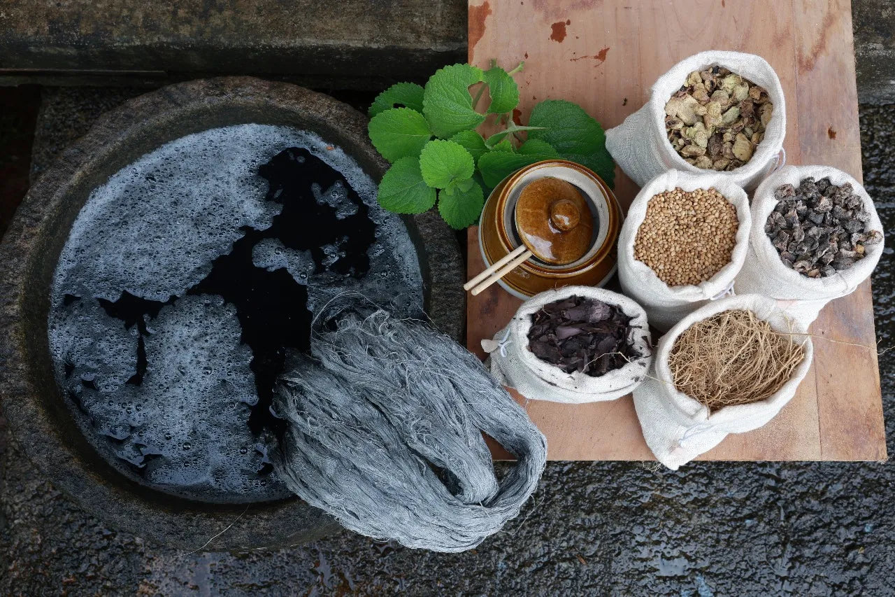 Fair produzierte Holy Vetiver Ayurvastra Yogamatte: biologisch, unterstützt Gesundheit, innere Ruhe und Erdung, ideal für achtsame Yoga-Praxis.