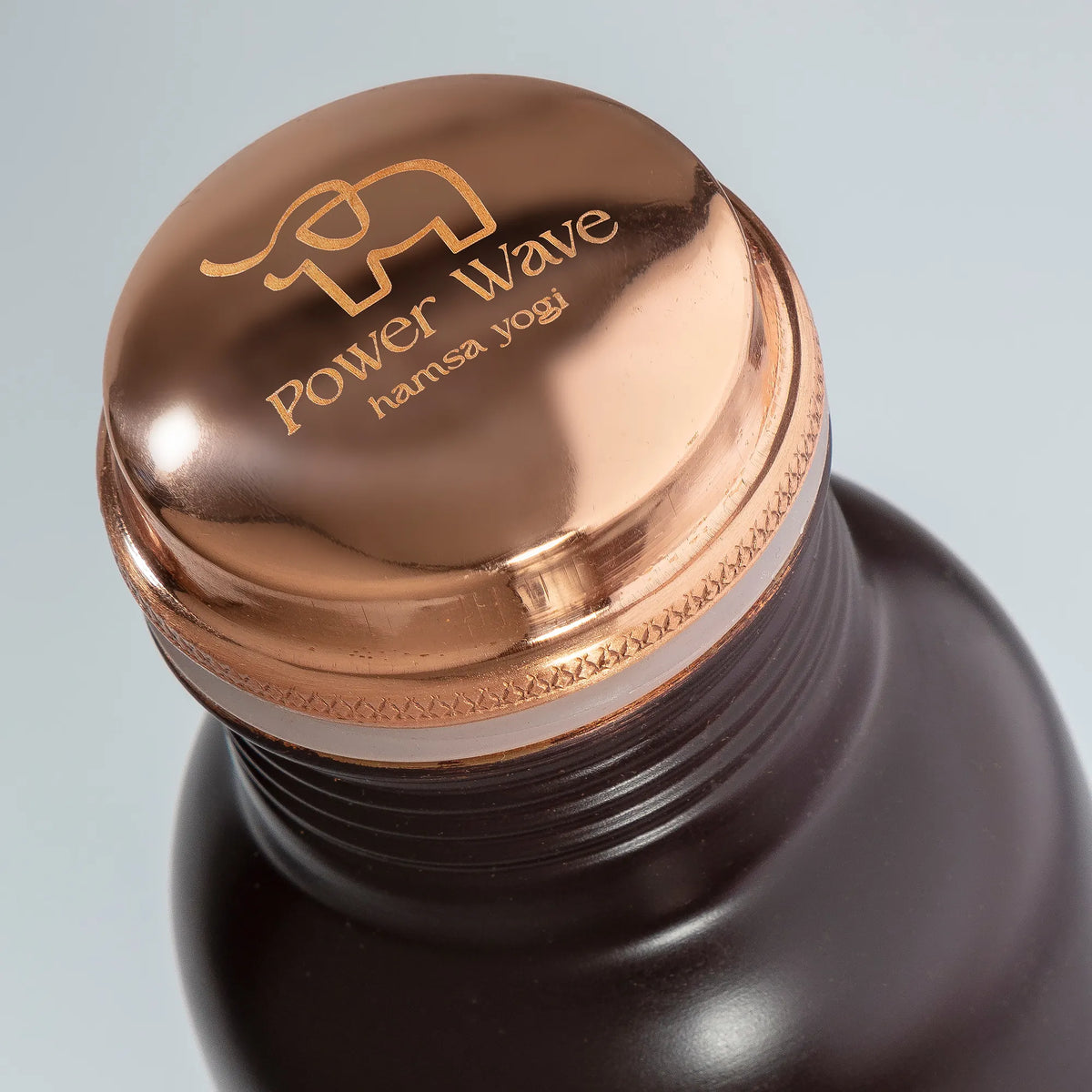 Braune ayurvedische Trinkflasche aus 100% Kupfer zertifiziert und mit edler Außenlackierung und handwerklichem Kupferdesign.