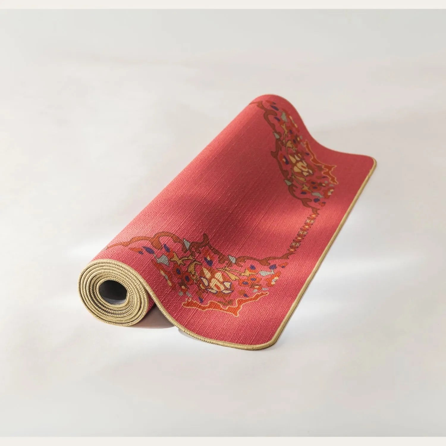 Gerollte Lakshmi Pink Yogamatte mit Lotus-inspirierter Hamsa-Praegung, gefertigt aus oekologischen, biologisch abbaubaren Naturmaterialien.