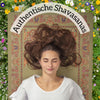 Shavasana auf der Lakshmi Pink Yogamatte; natuerliche Materialien wie Naturkautschuk und Grasfaser unterstuetzen Erdung, Herzenergie und tiefe Entspannung.